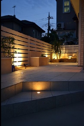 タカショー ライティング 外構 オシャレ フラットライト 足元 外構 エクステリアのことならリバーフォレストへ ガーデニング 外構工事 お庭をお考えの方