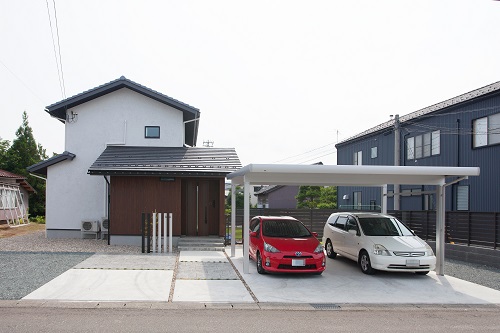 駐車スペース マットスタンプ 折板カーポート おしゃれな アプローチ 外構 エクステリアのことならリバーフォレストへ ガーデニング 外構工事 お庭をお考えの方