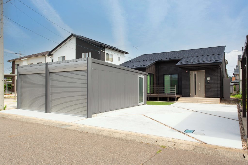 スタイリッシュなガレージでコーディネート 外構・エクステリアのことならリバーフォレストへ！ガーデニング 外構工事 お庭をお考えの方！